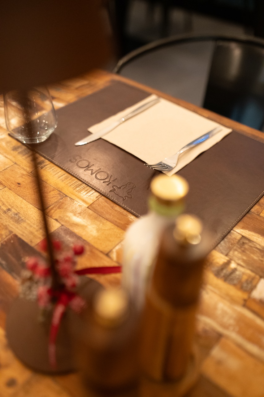 Interno del ristorante Komos a Oristano